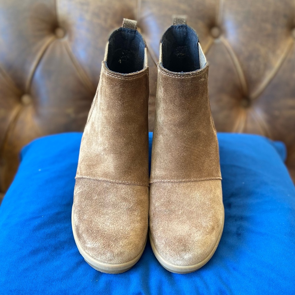 Joan of Arctic Wedge ll Chelsea Boot size 7 waterproof whiskey color suede